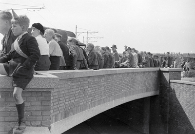 831634 Afbeelding van toeschouwers bij de intocht van de geallieerden tijdens de eerste dagen van de bevrijding, ter ...